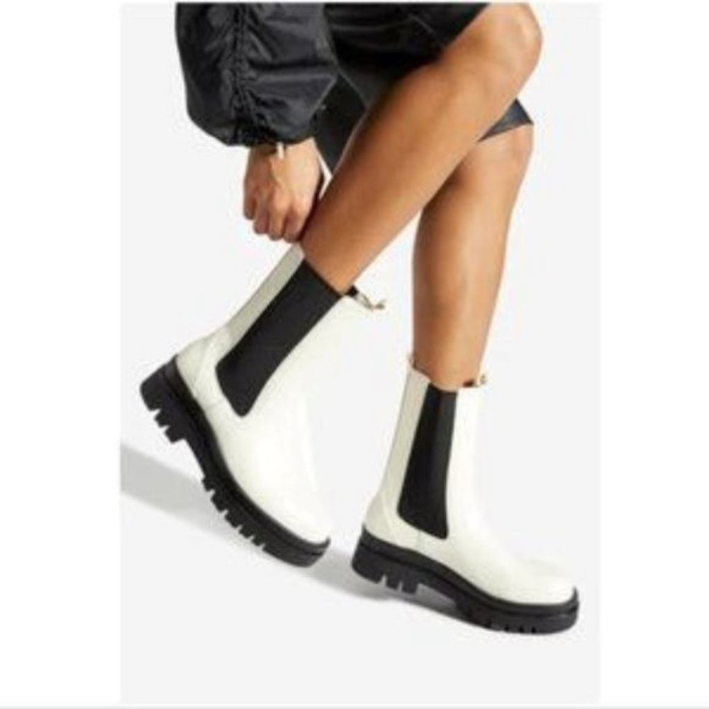 Shoe Dazzle Ivory & Black Lug Sole Platform Ankle Biker Boots - Picture 2 of 8